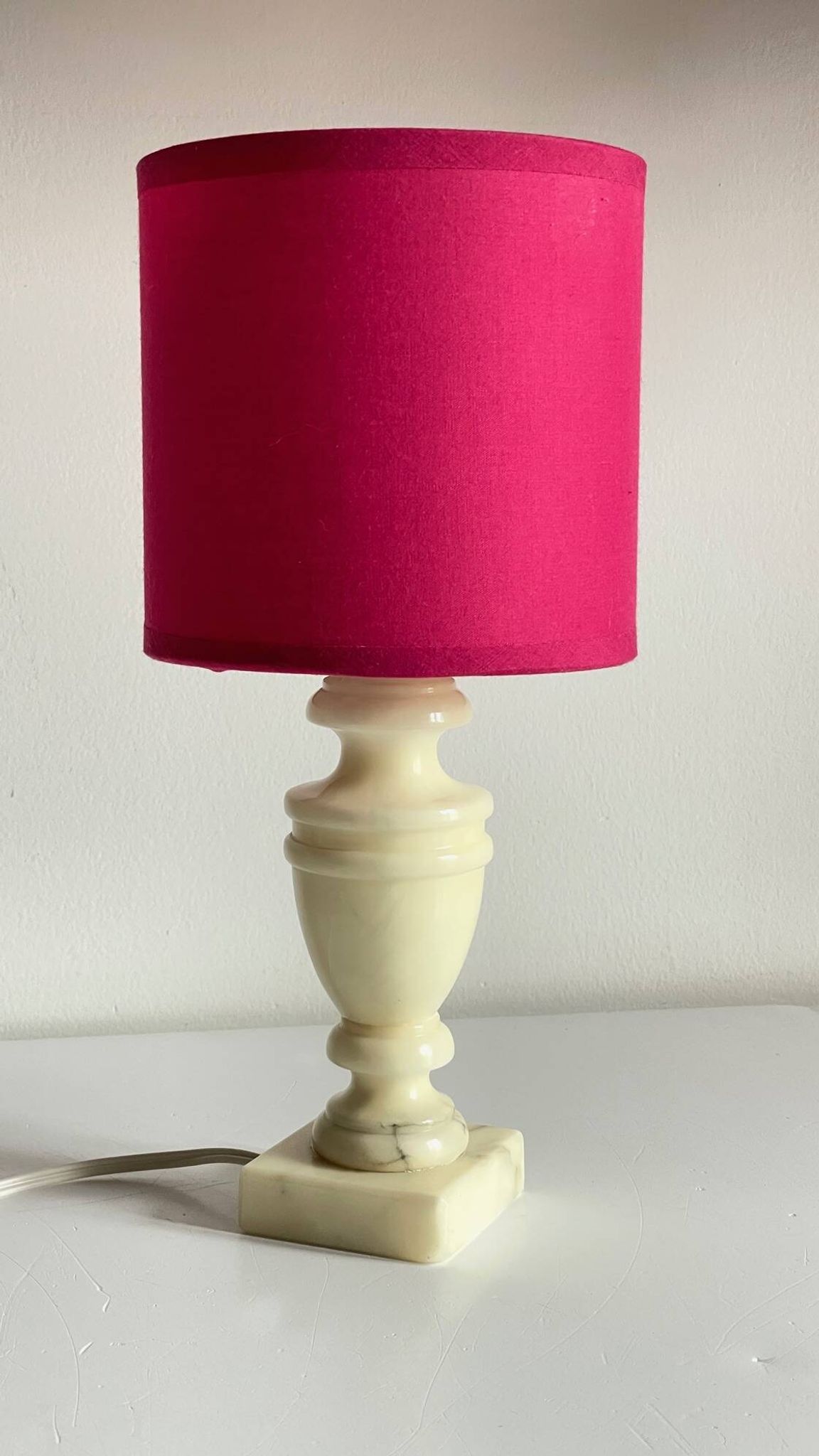 Lampe marbre et tissu fuchsia vintage