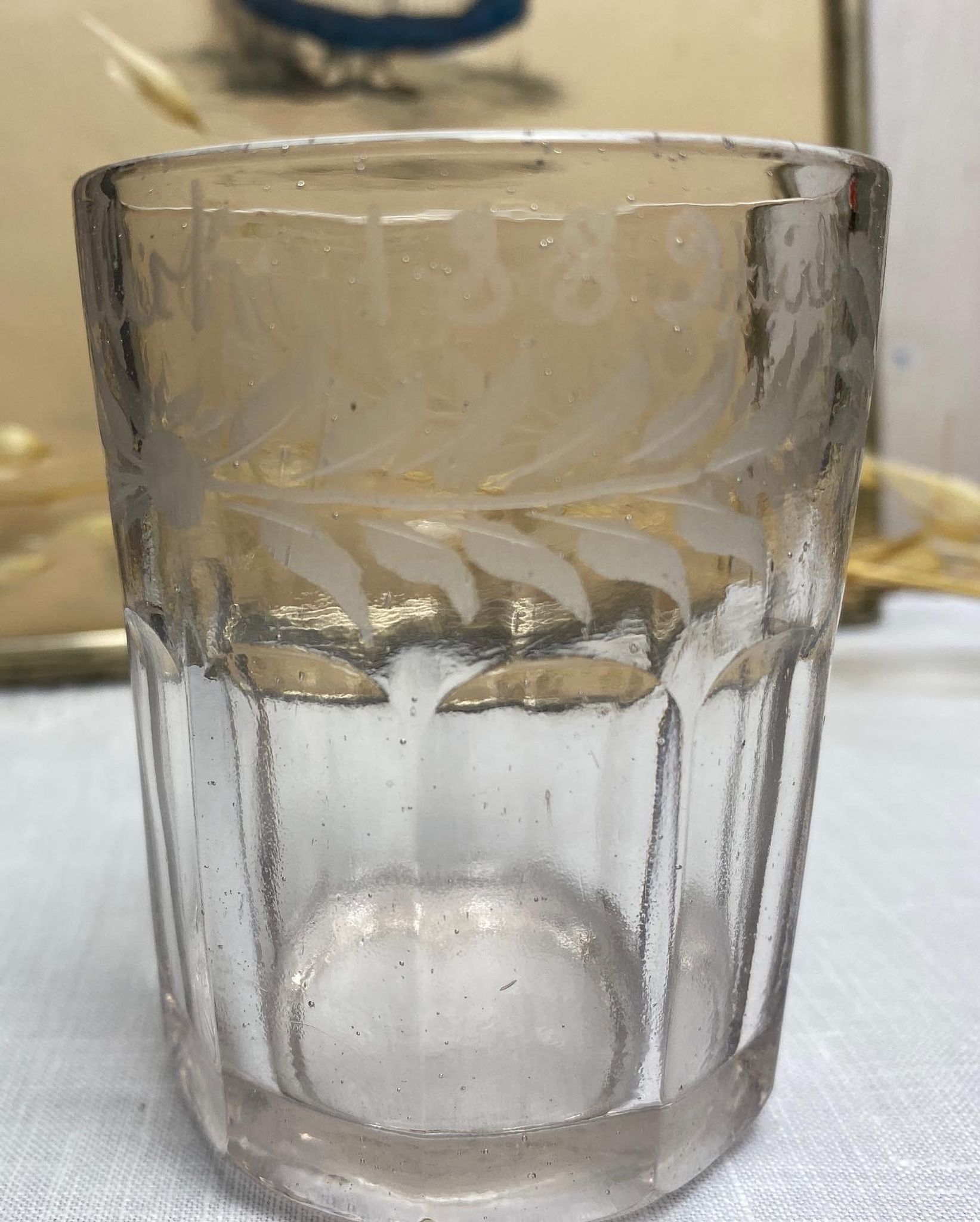 Vase de mariés gravé de 1889 en verre épais