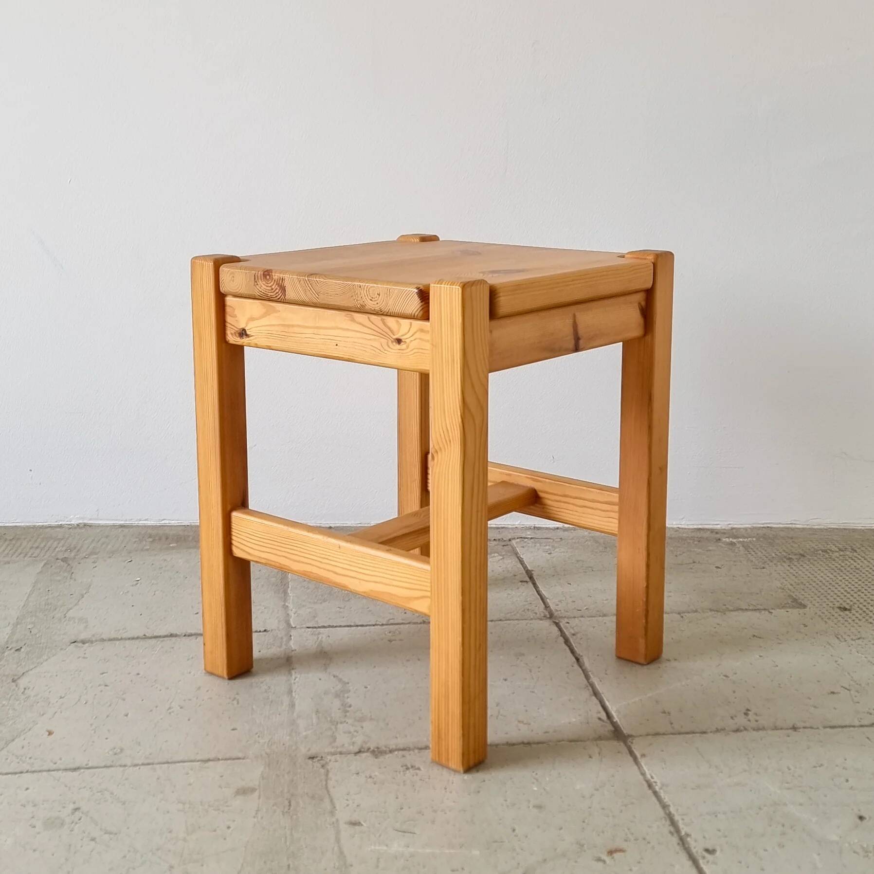 Dining chairs and Hongisto stool in pine wood by Ilmari Tapiovaara