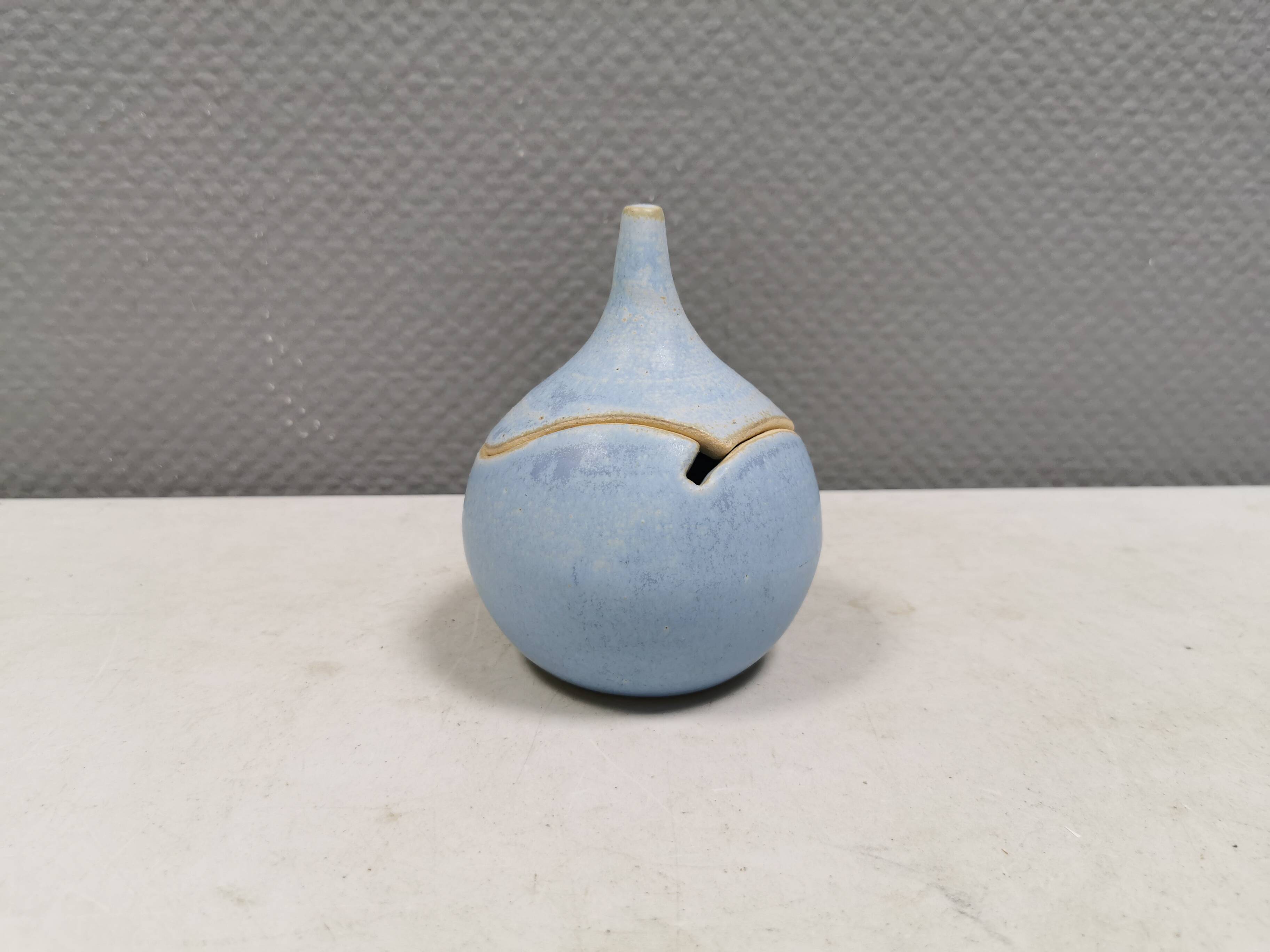 Sugar bowl/Lidded jar in ceramic, Danish from the 1980s-90s.