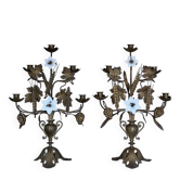 Paire de candélabres en laiton français avec des fleurs en verre opalin et un motif de raisins.