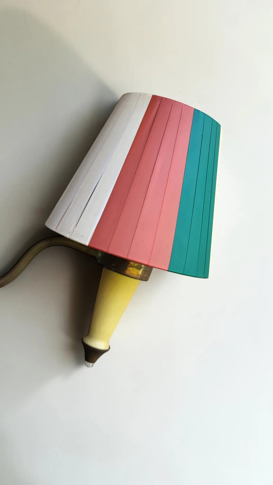 Lampadaire tripode en chêne et laiton, trois lumières
