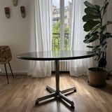 Modern round dining table