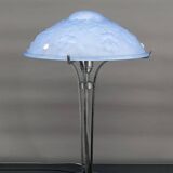Lampe en fer forgé et abat-jour en verre bleu aux clématites, France, Art Déco, circa 1920