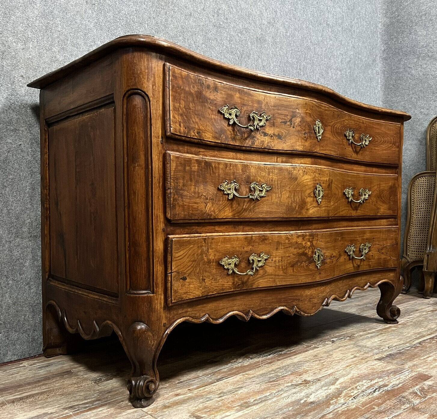 Curved Louis XV period chest of drawers in solid elm mid-18th century
