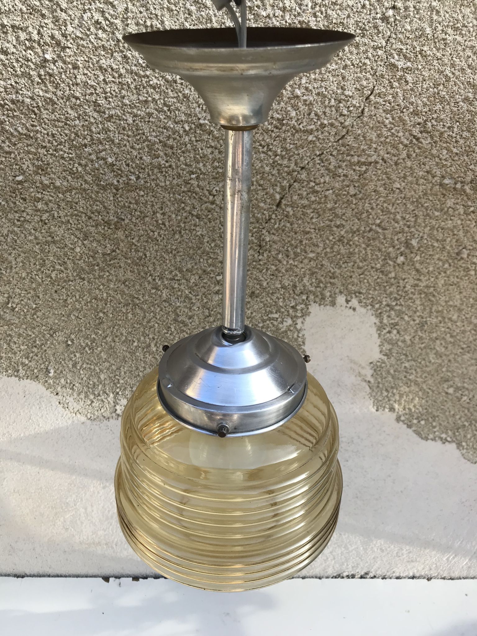 Suspension art deco verre moulé jaune  vintage