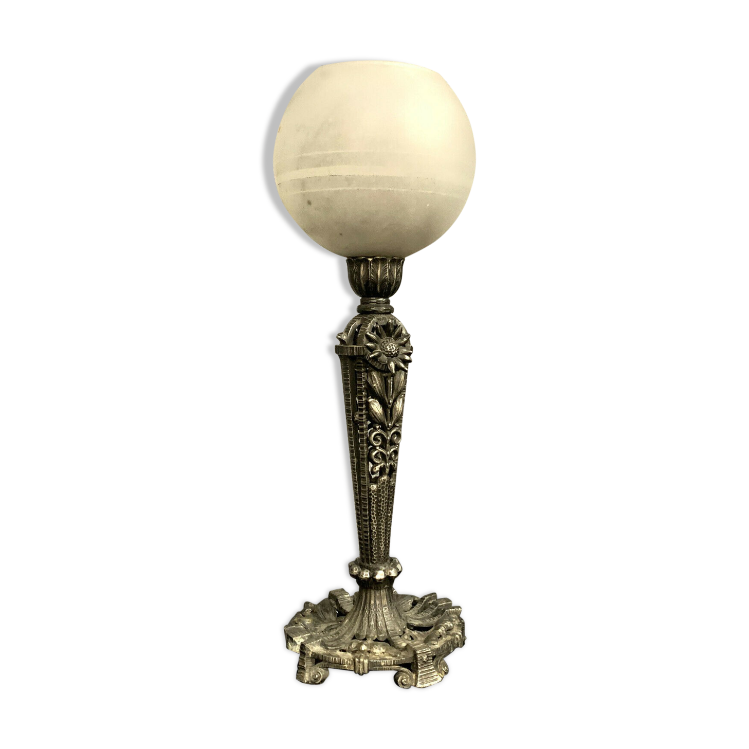 Lampe époque Art Déco en bronze argenté et opaline vers 1850