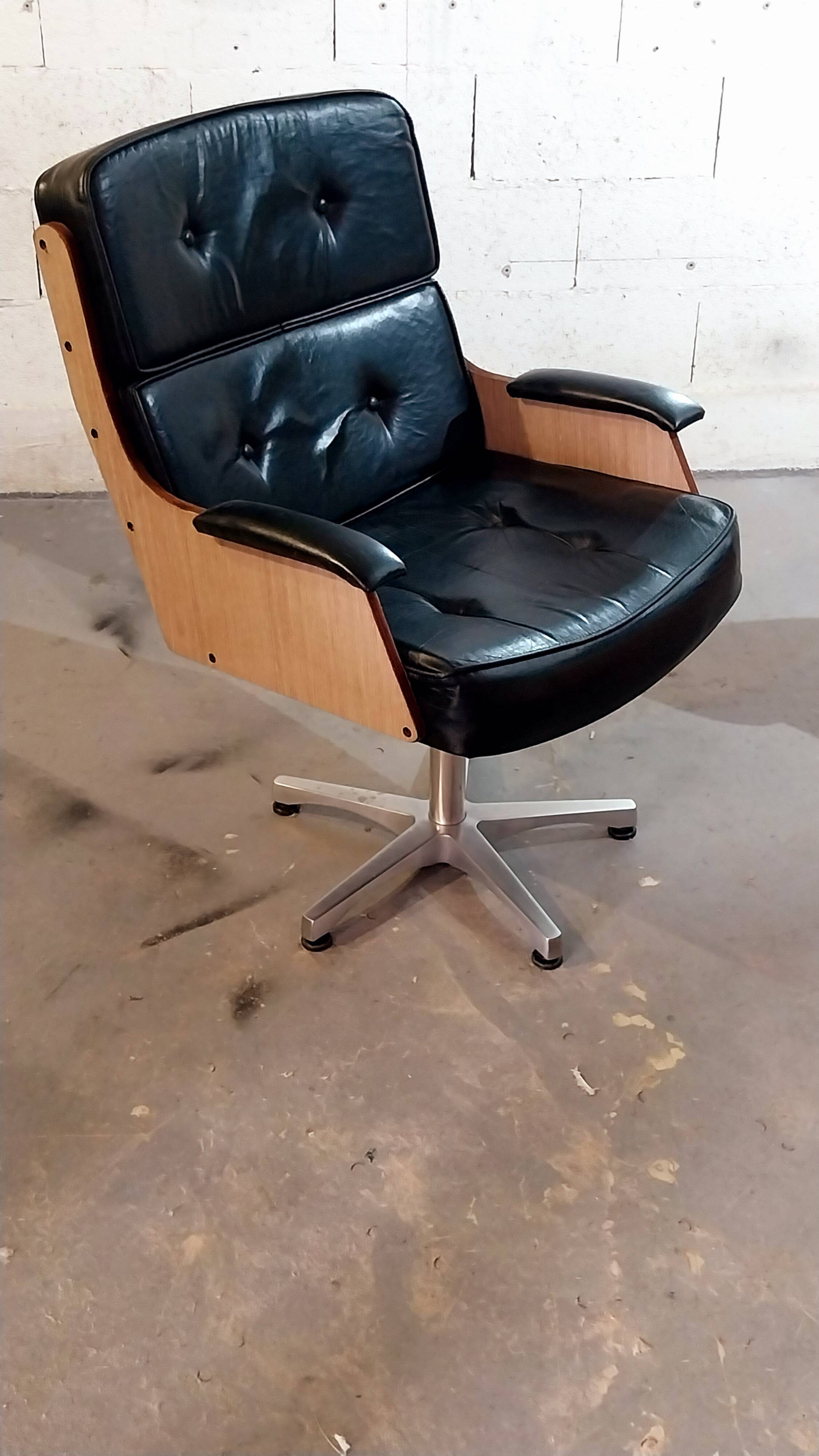 Pair of Italian armchairs 1960