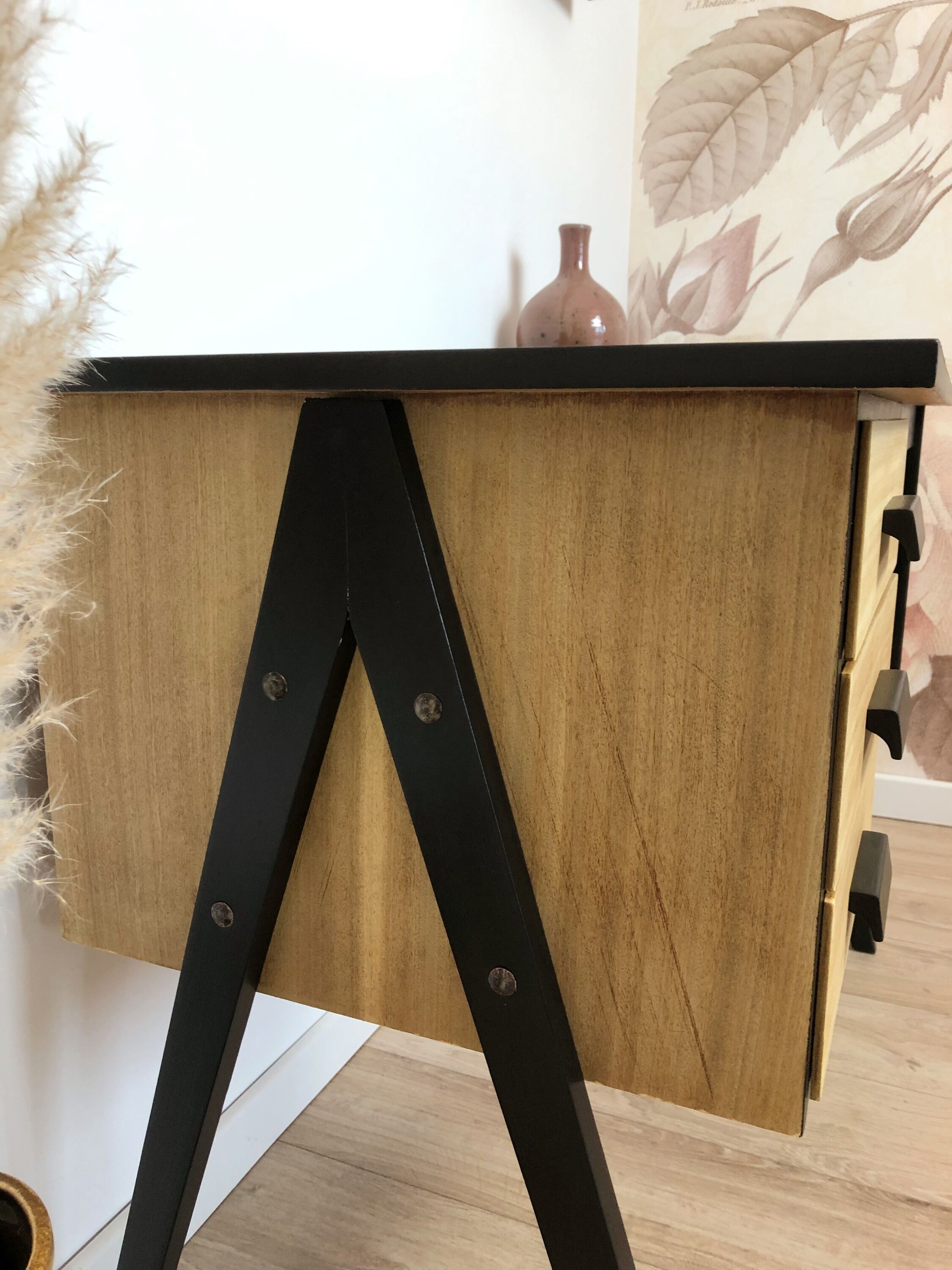 Bureau des années 50/60 aux pieds compas, revisité