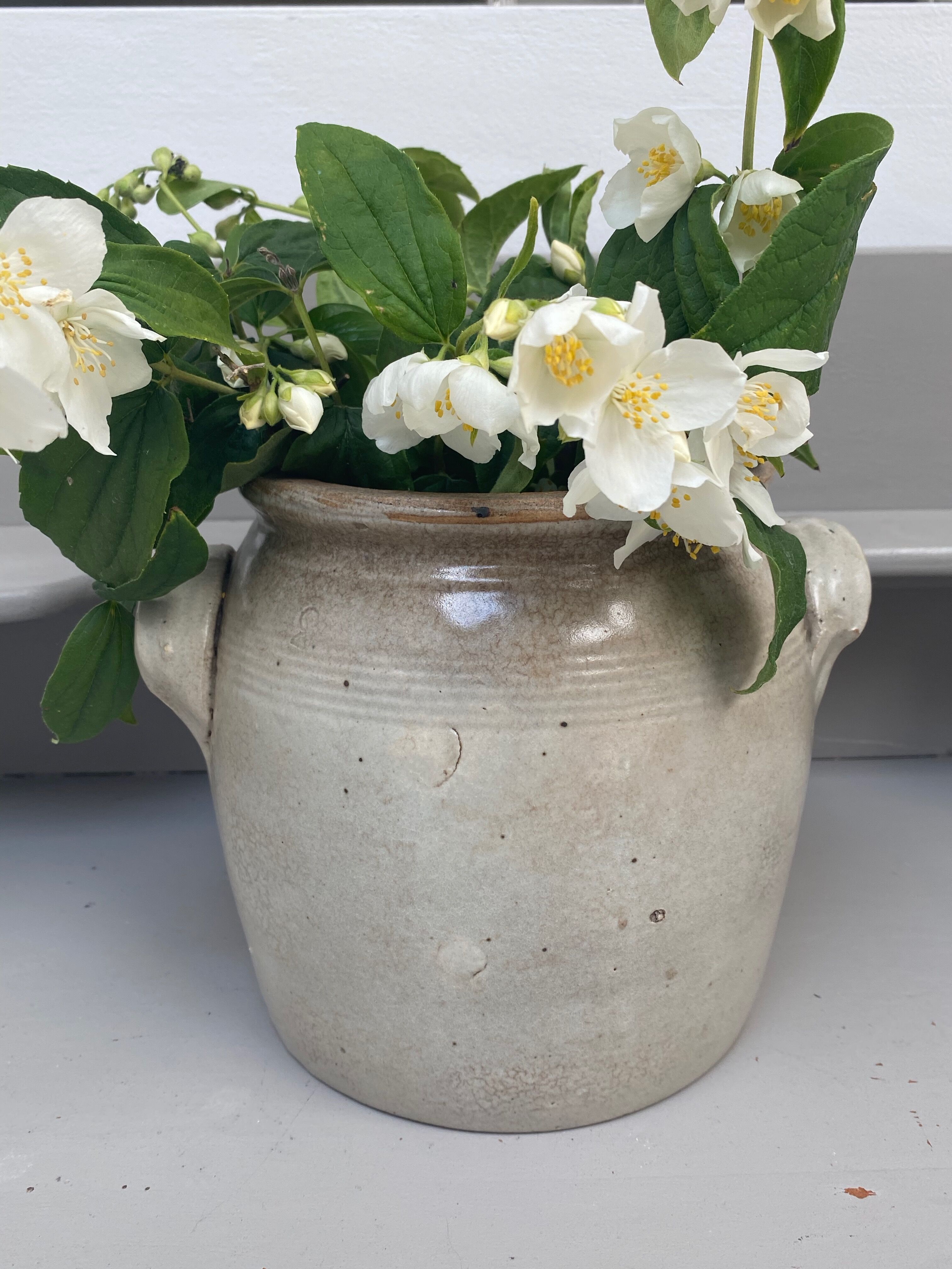 Sandstone ear pot