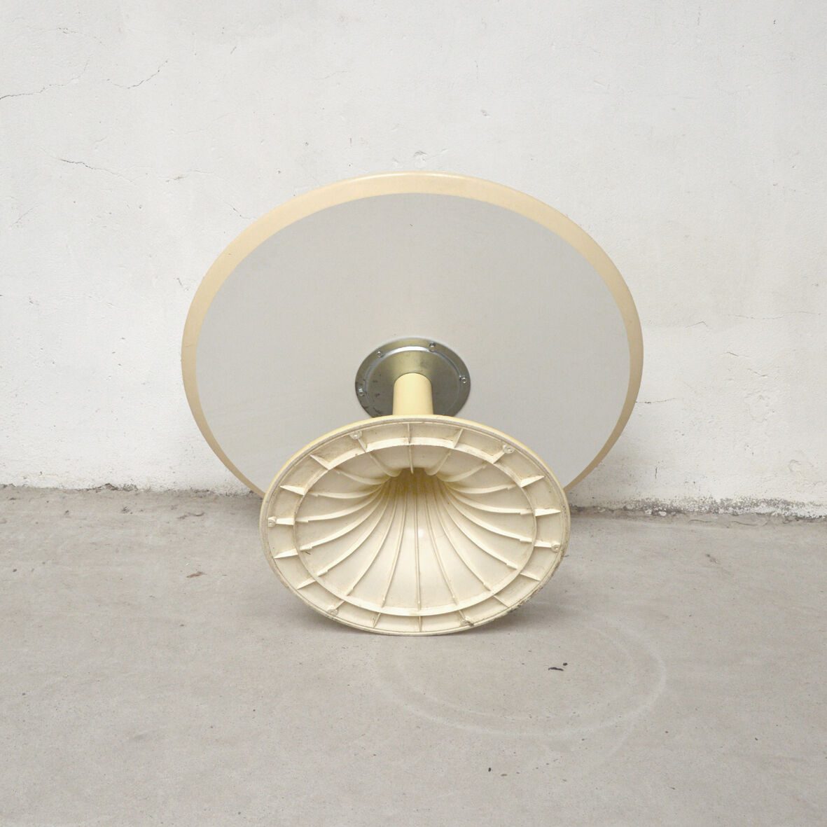 Grosfillex tulip coffee table, 1960