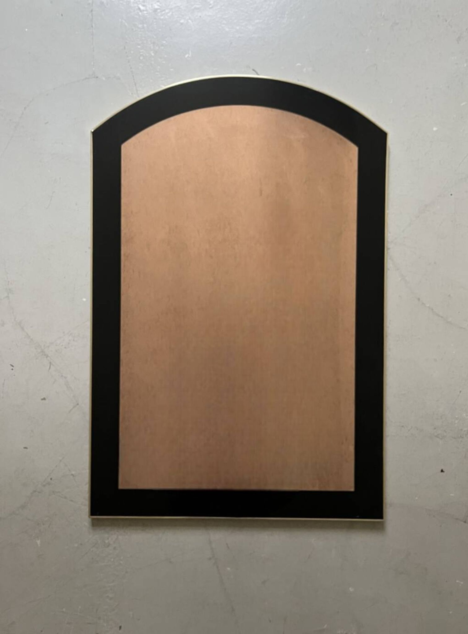 Grand miroir laiton et glace rose circa 1970