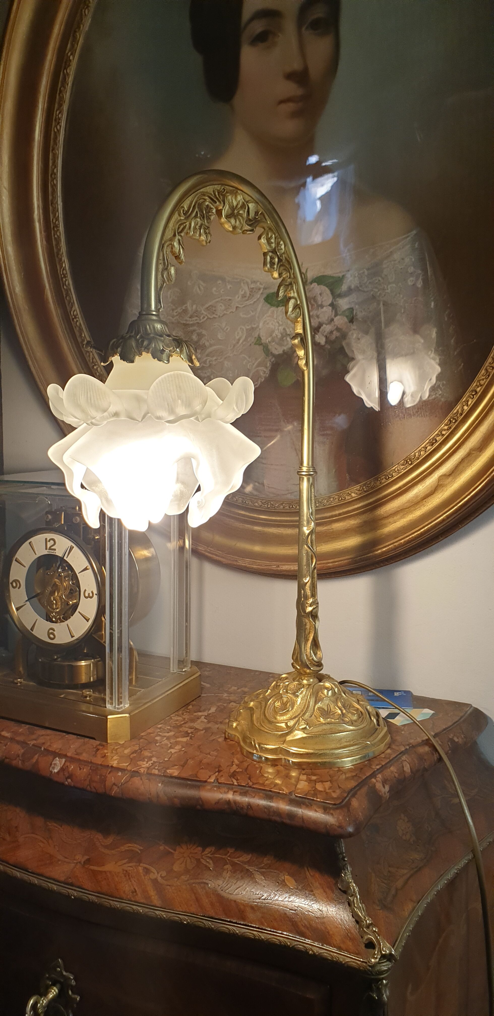 Art Deco-style pose lamp