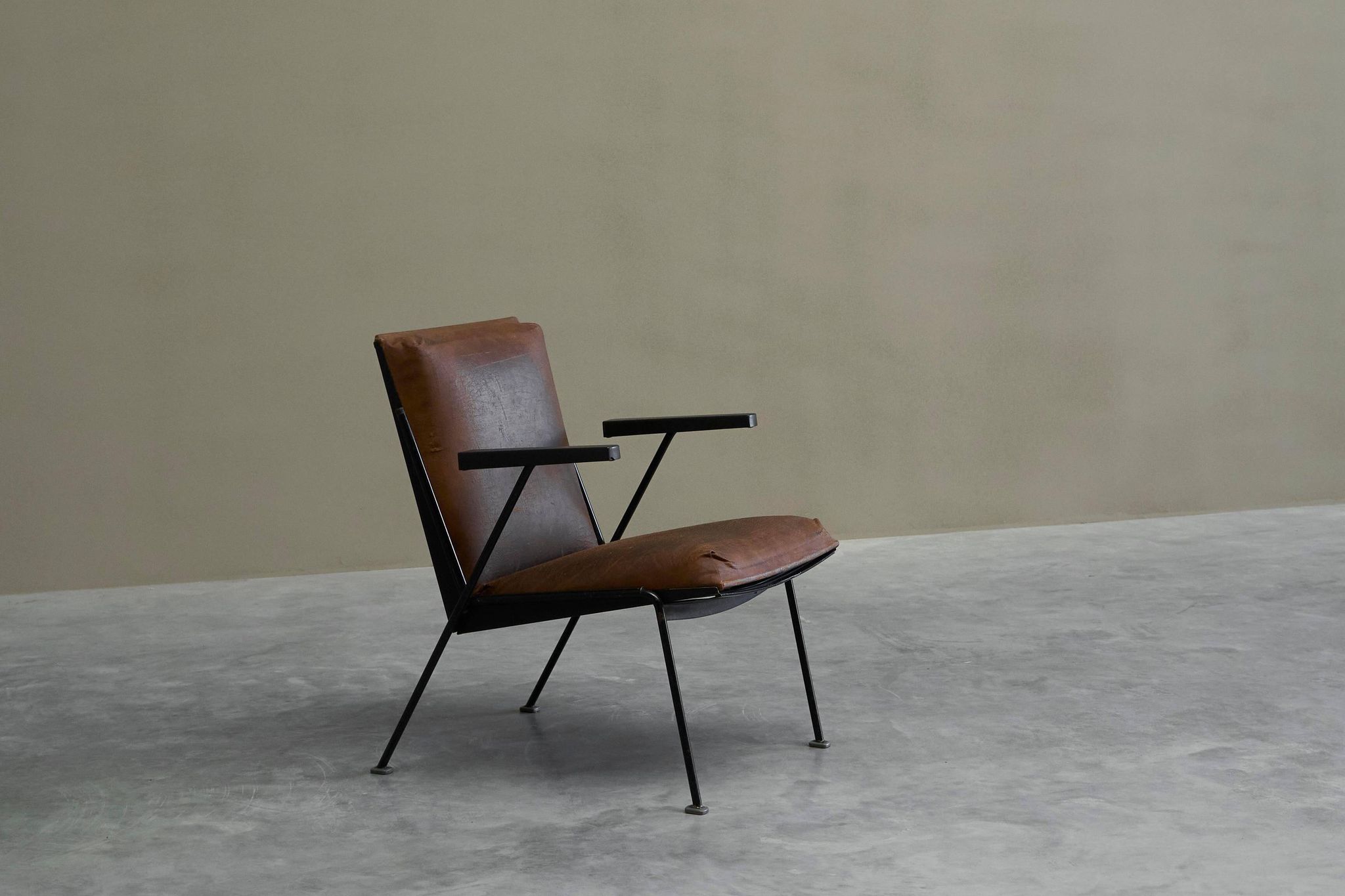 Modernist Dutch lounge chair in enamelled steel and leather from the 1950s.