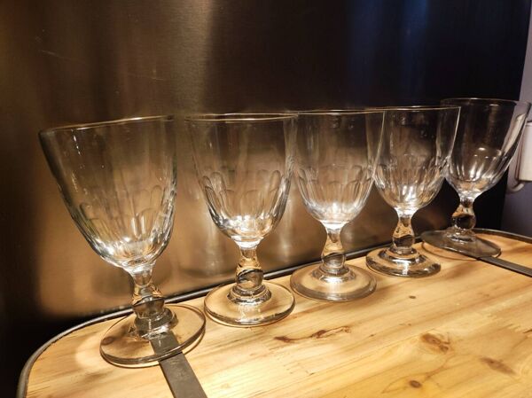 5 verres à vin anciens, à pans coupés