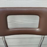 3 Chaises en skaï marron chocolat des années 1960-1970, estampillées.