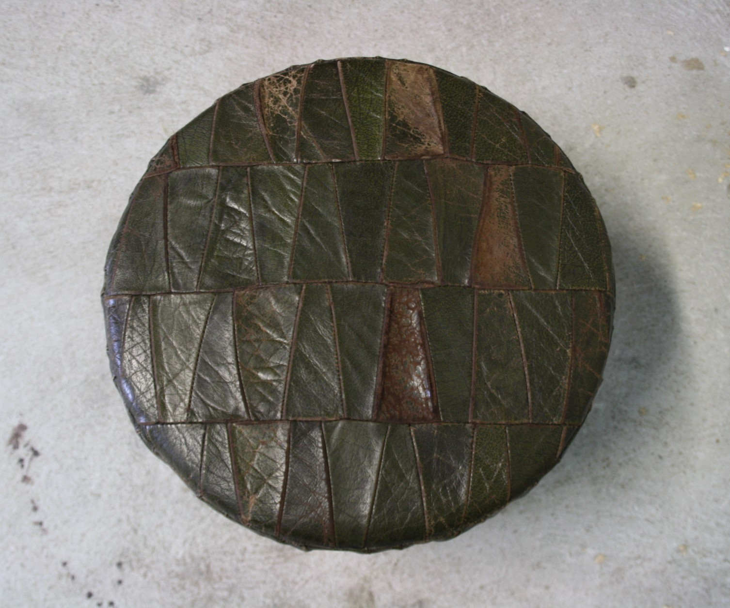 Pouf in black/green leather
