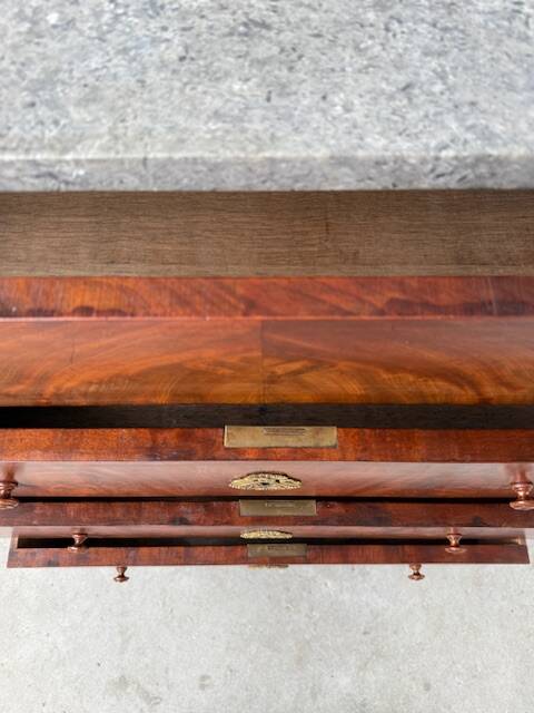 Empire mahonie ladekast met hardstenen blad, Gris de Marais