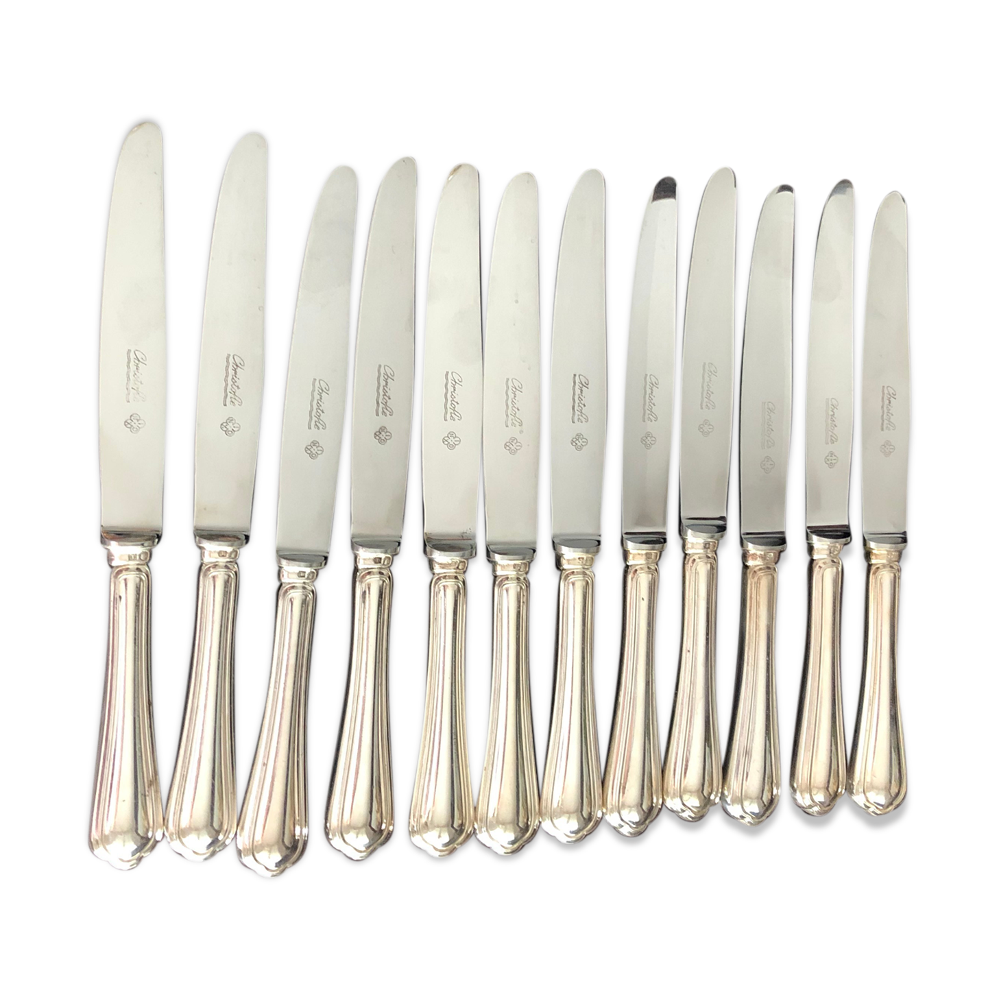 Ensemble de 12 couteaux de table Christofle en métal argenté