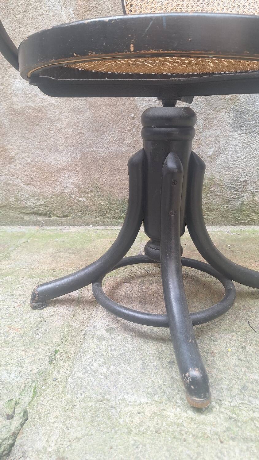 Thonet 5501 curved wooden armchair