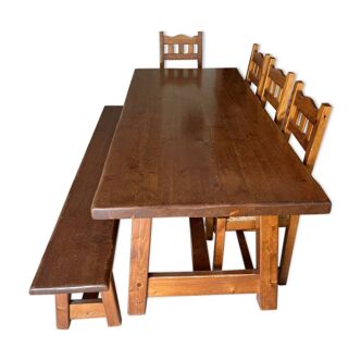 Table + 4 chaises et un banc en pin des landes  massif