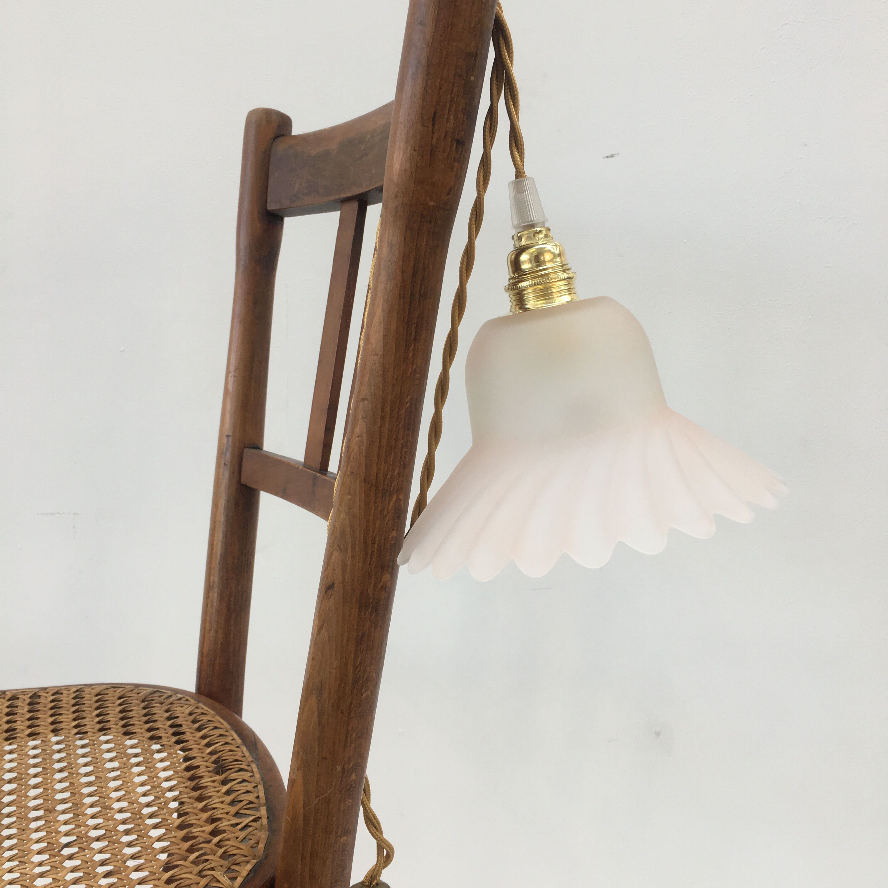 Flower walk lamp in frosted glass