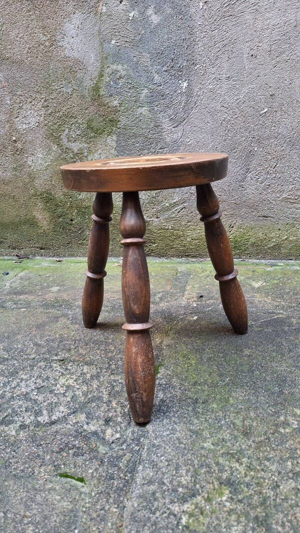 Tabouret tripode en bois tourné