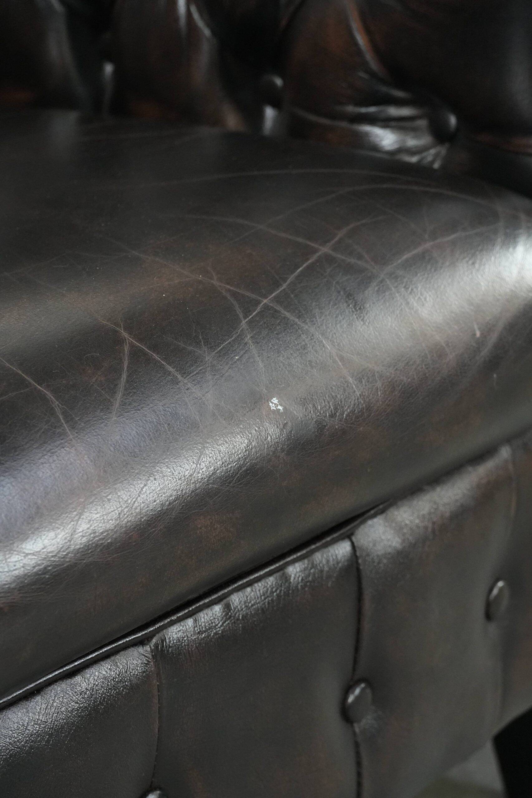 Ensemble de deux luxueux fauteuils club Chesterfield en cuir de vachette noir.
