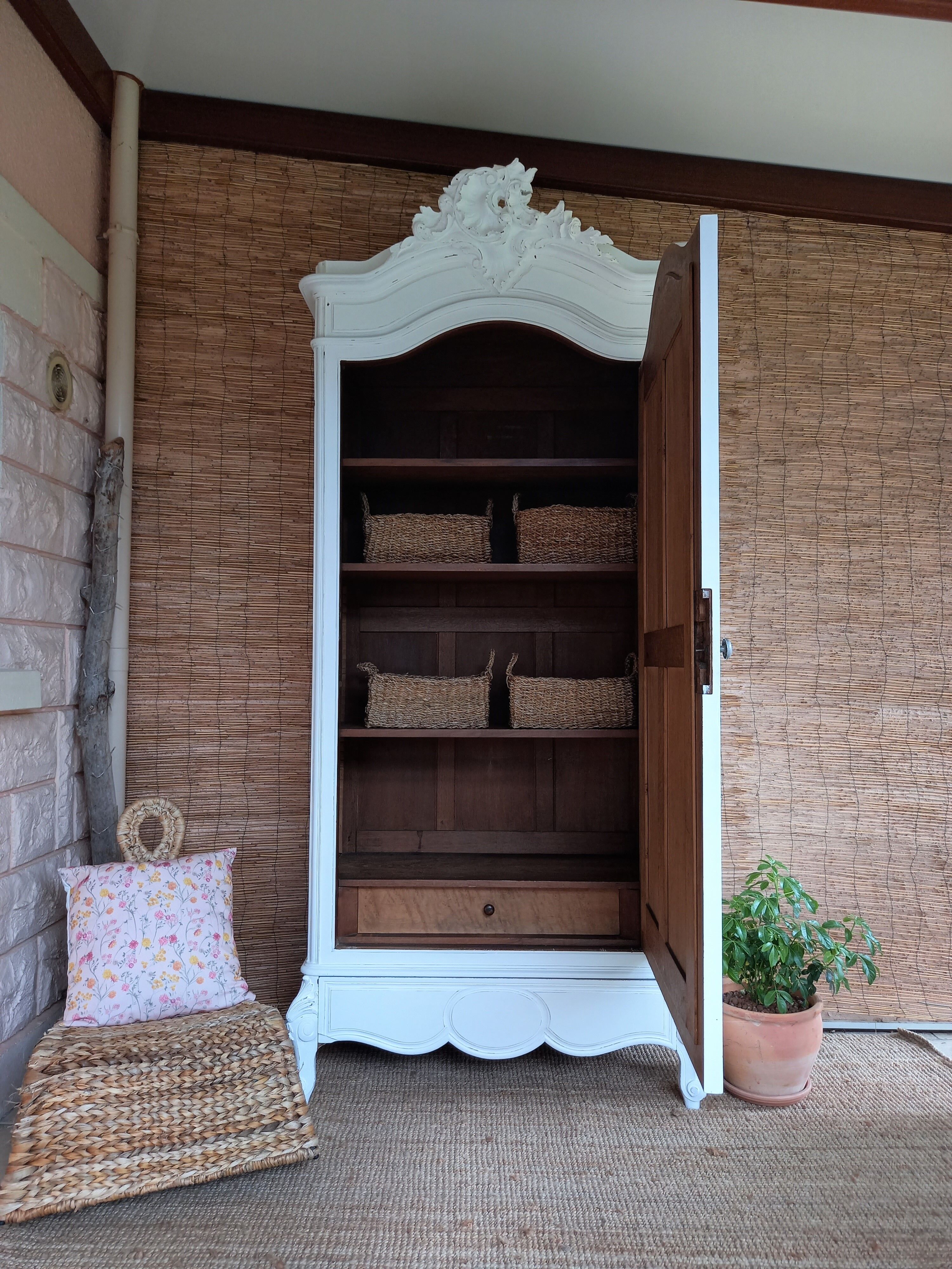 Ice cap cabinet