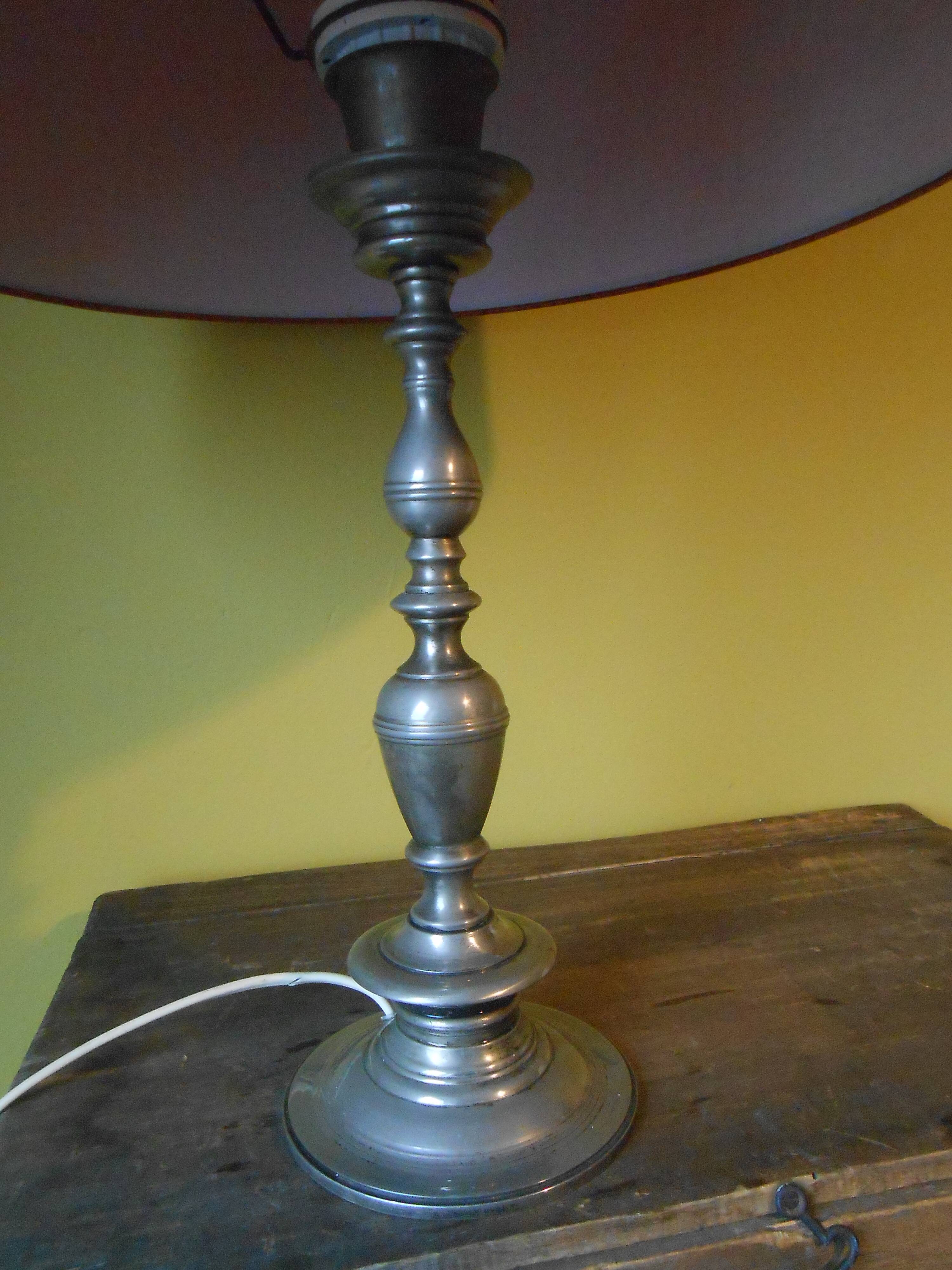 Lampe avec pied en métal torsadé