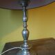 Lampe avec pied en métal torsadé