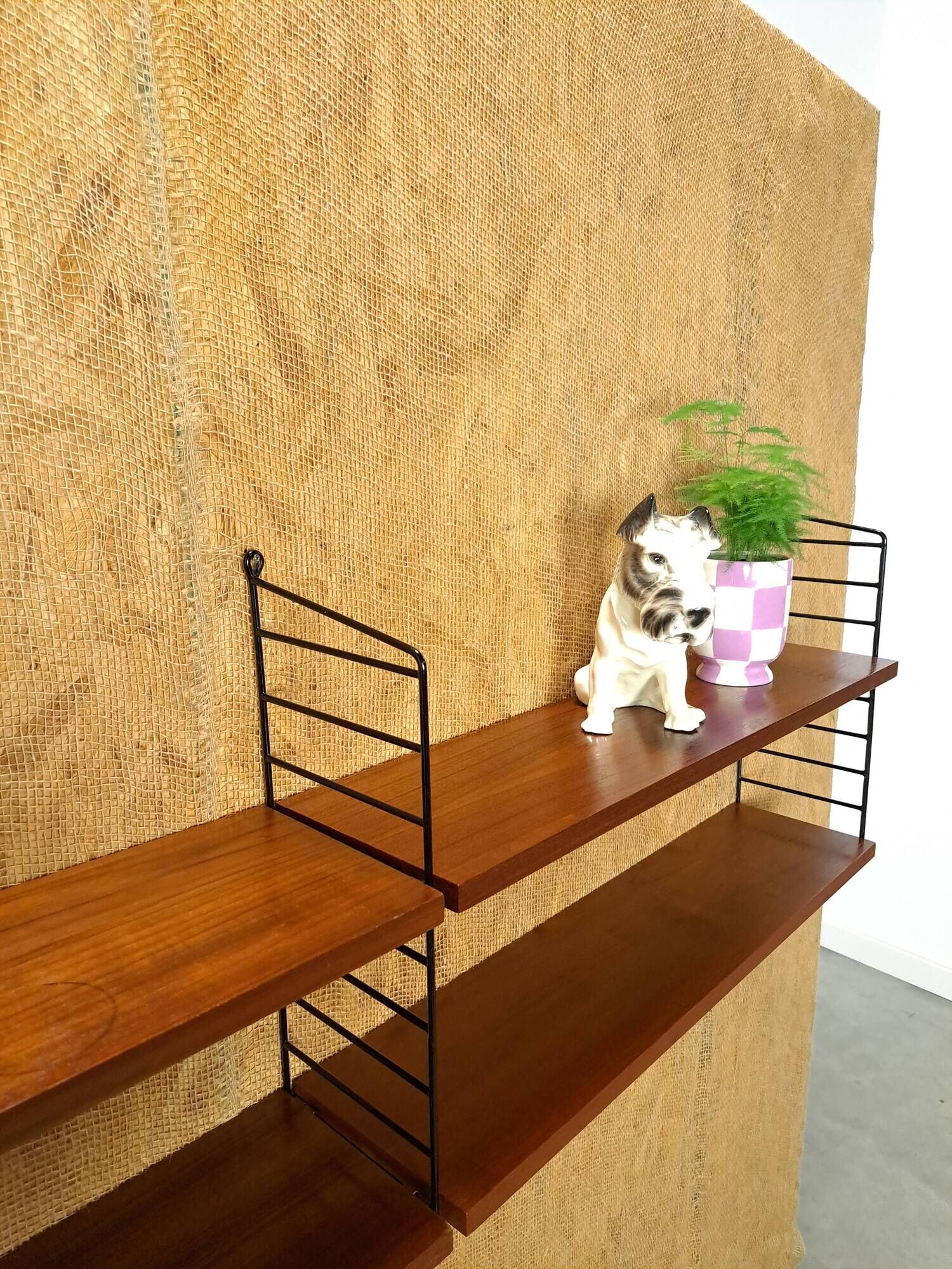 Nisse Strinning Breed String wandrek met zwart stalen houders en 4 planken