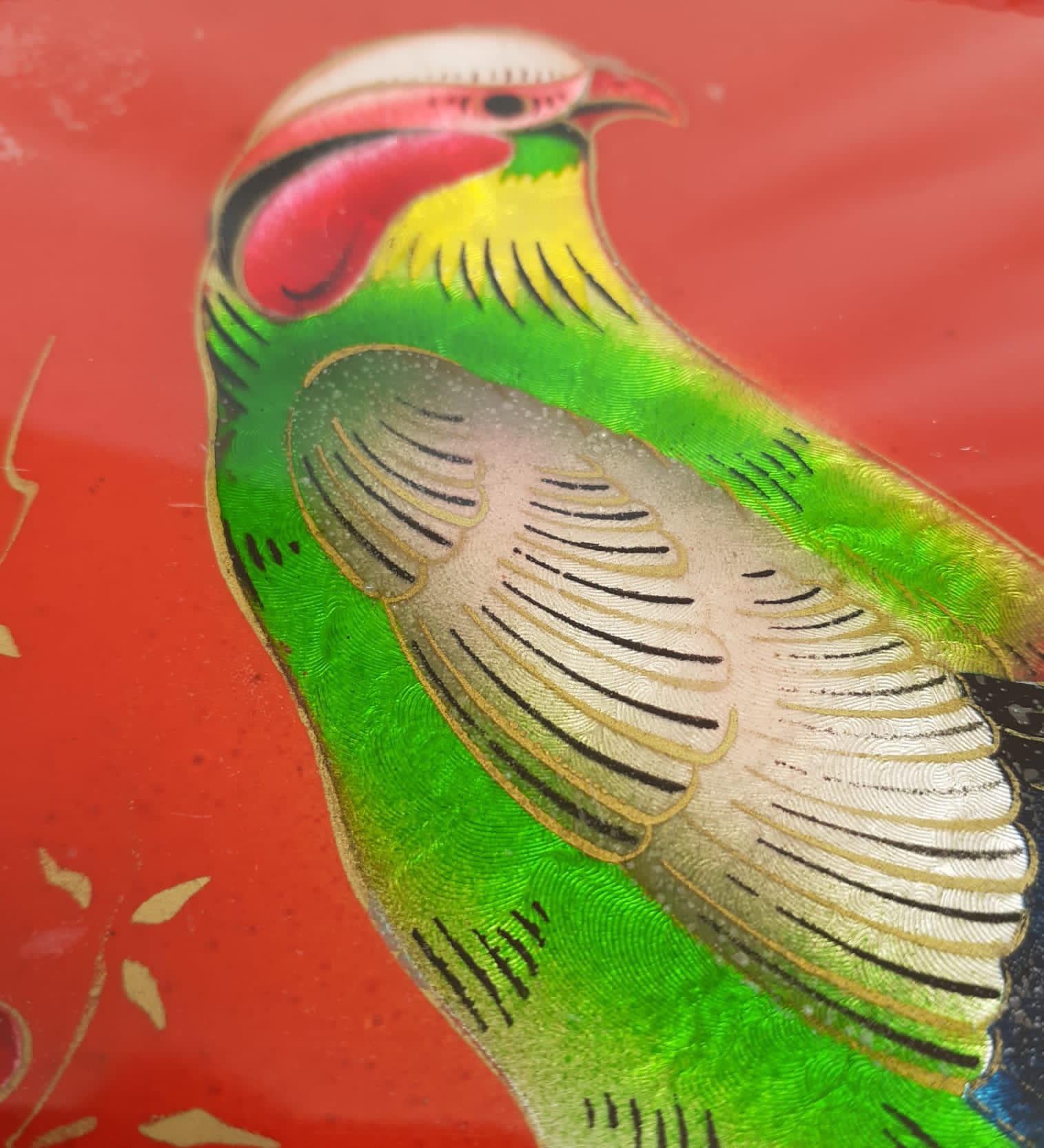 Plateu fixed under glass