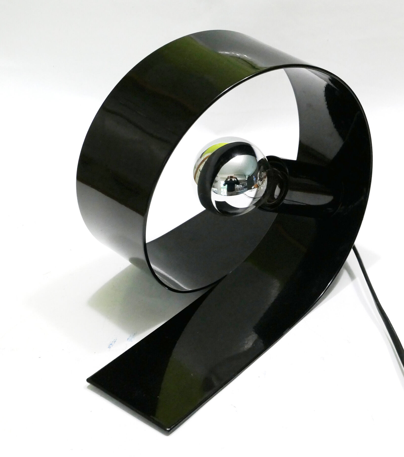 Lampe à poser design en métal laqué noir