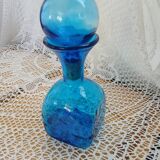 Carafe en verre bosselé bleu