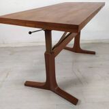 Scandinavian table with system