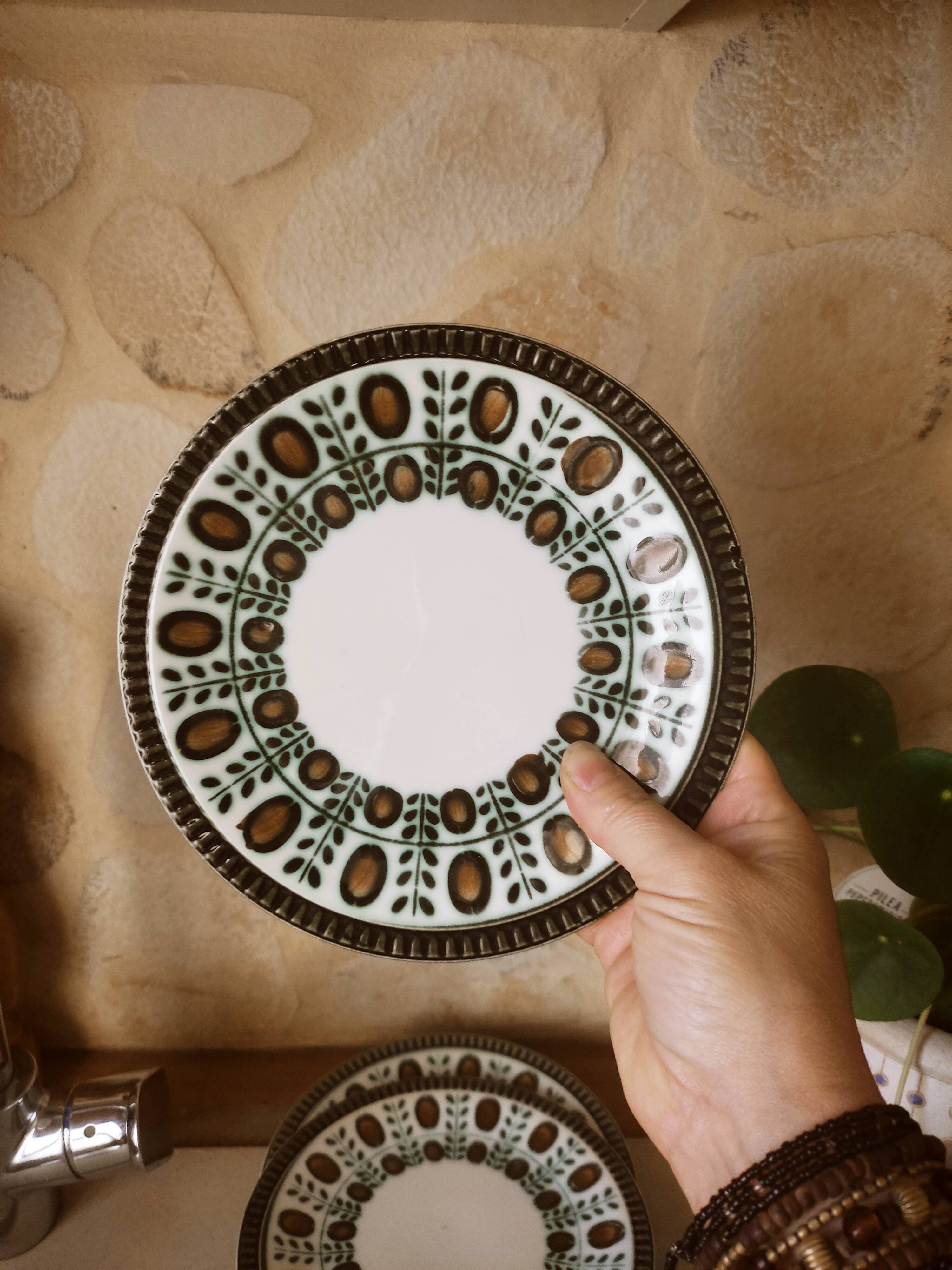 4 dessert plates Boch nut model