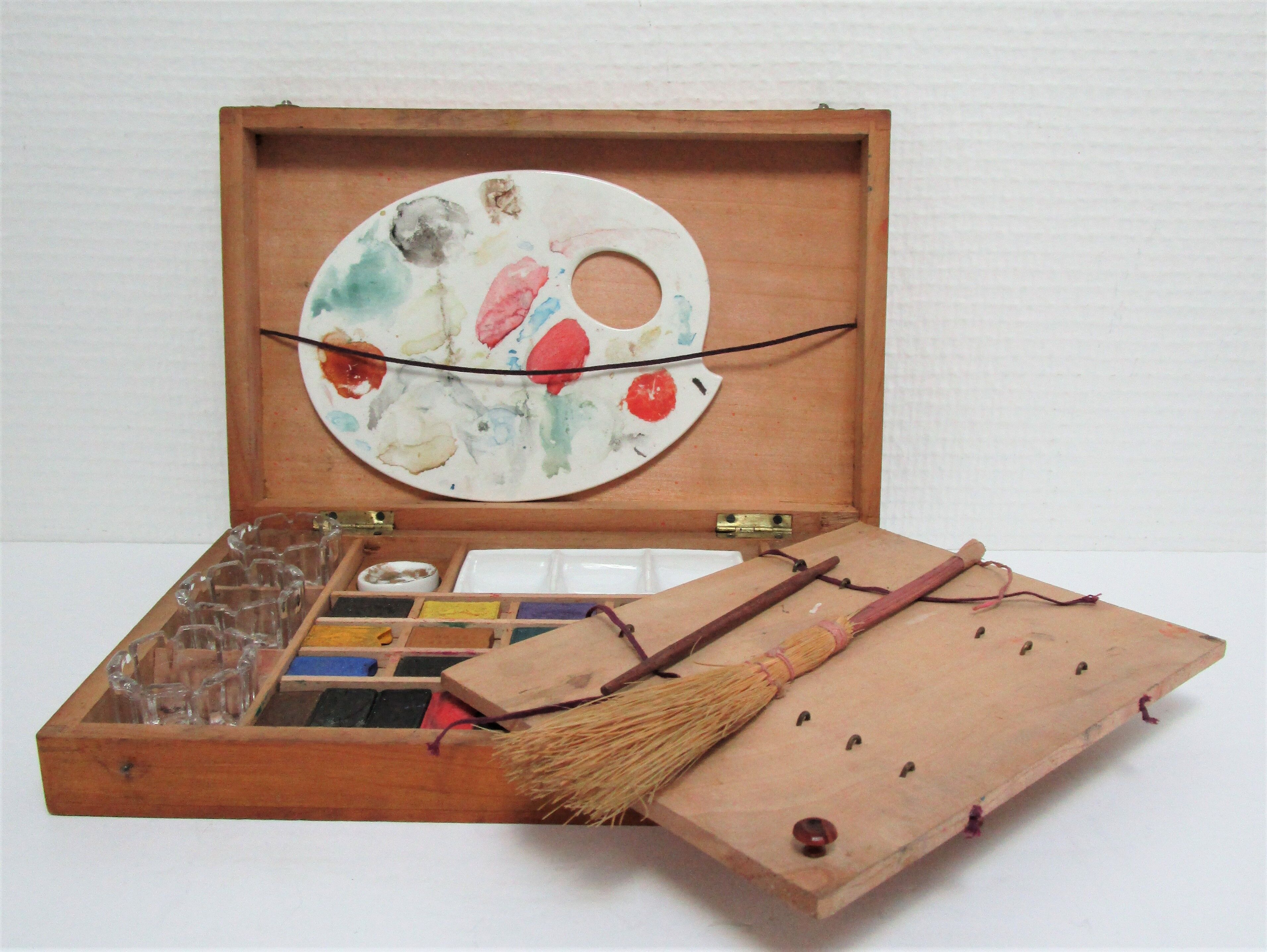 Early 20th-century bourgeois watercolor box