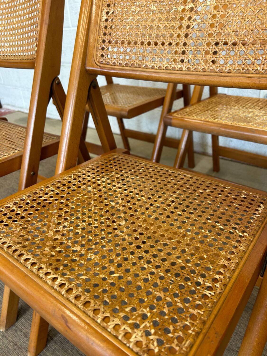 Quatre chaises pliantes cannées 1970