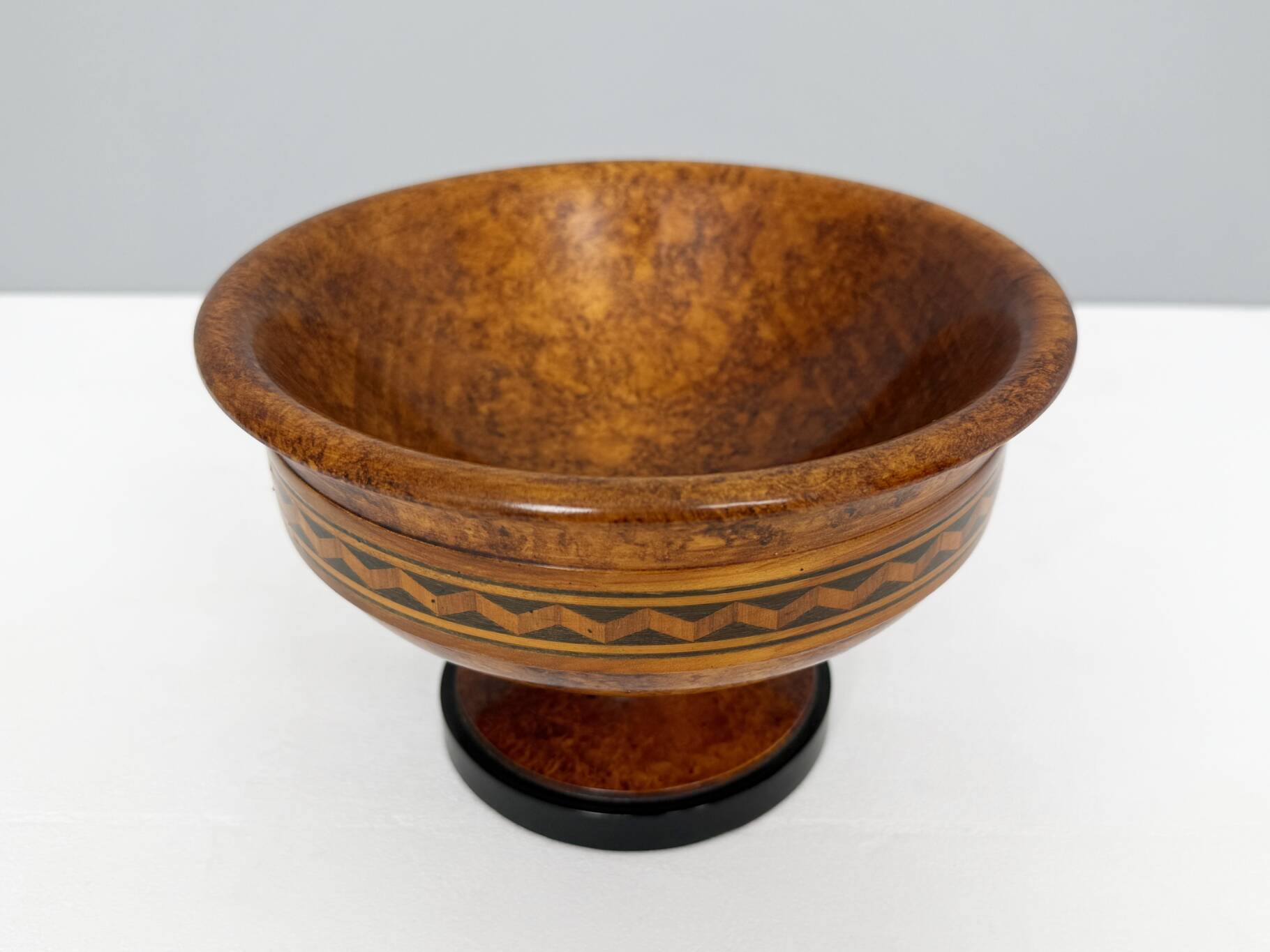 Grand Tour bowl with pedestal made of veined beech, inlays, England, 19th century