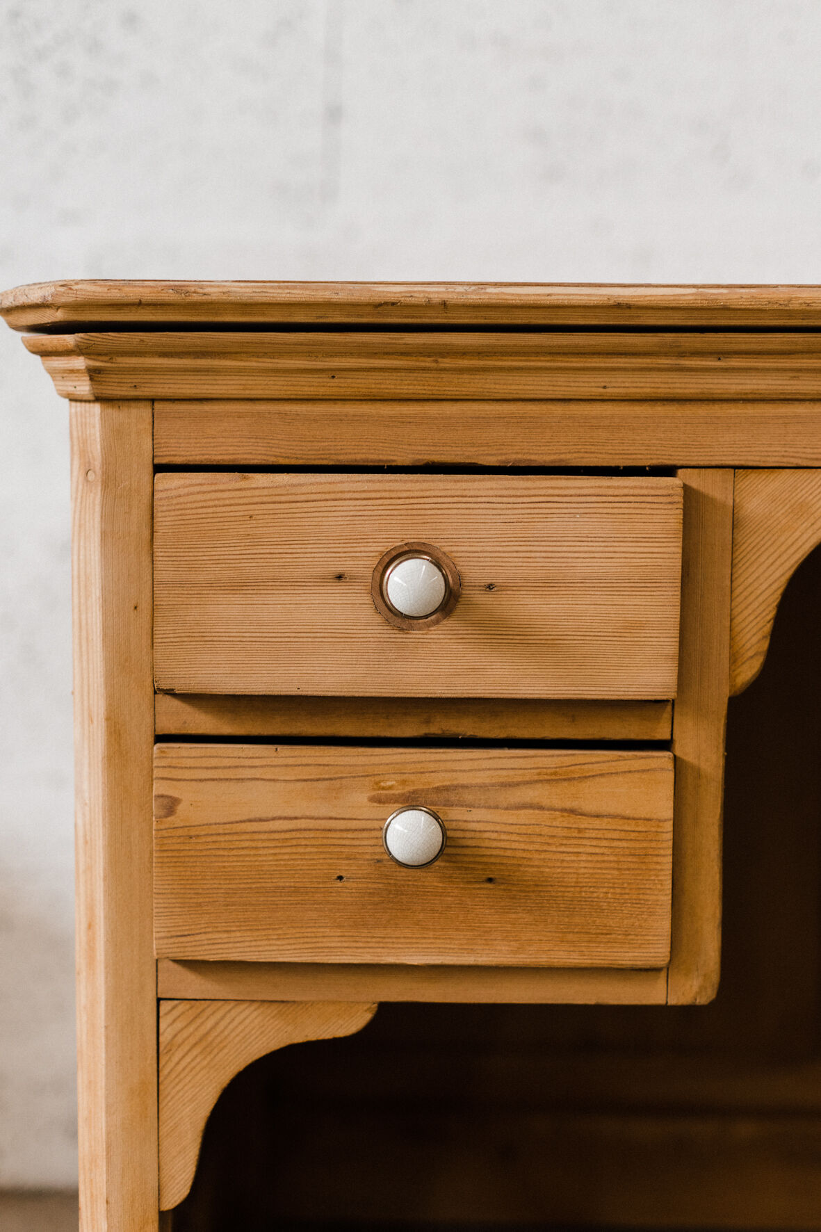 Bureau en pin penché « Achillé » – Poignées émaillées