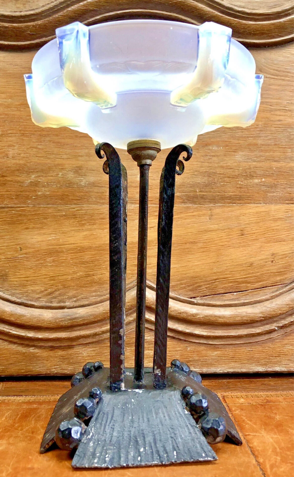 lampe Art Déco fer forgé style Edgar Brandt coupe opalescente Ezan