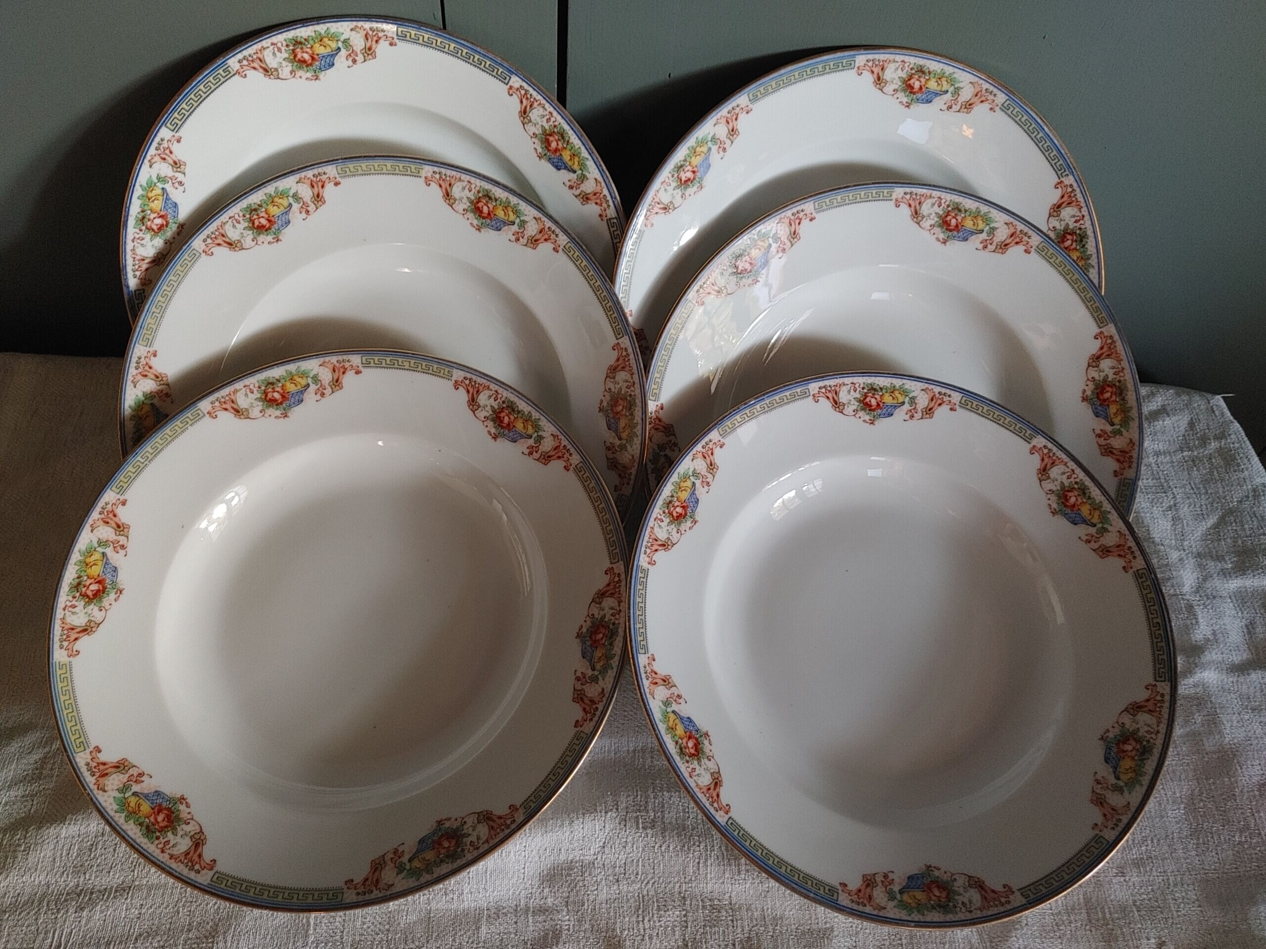 6 Assiettes creuses en porcelaine de Limoges  frise  Panier  fleuris et fruits - debut 20 ème