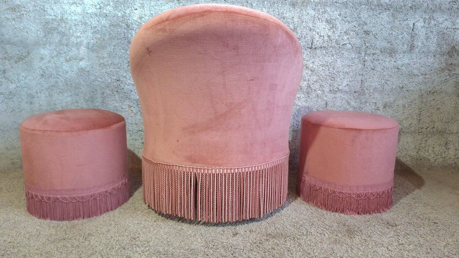 Set of crapaud armchair and 2 Napoleon III pink velvet poufs from the 19th century.