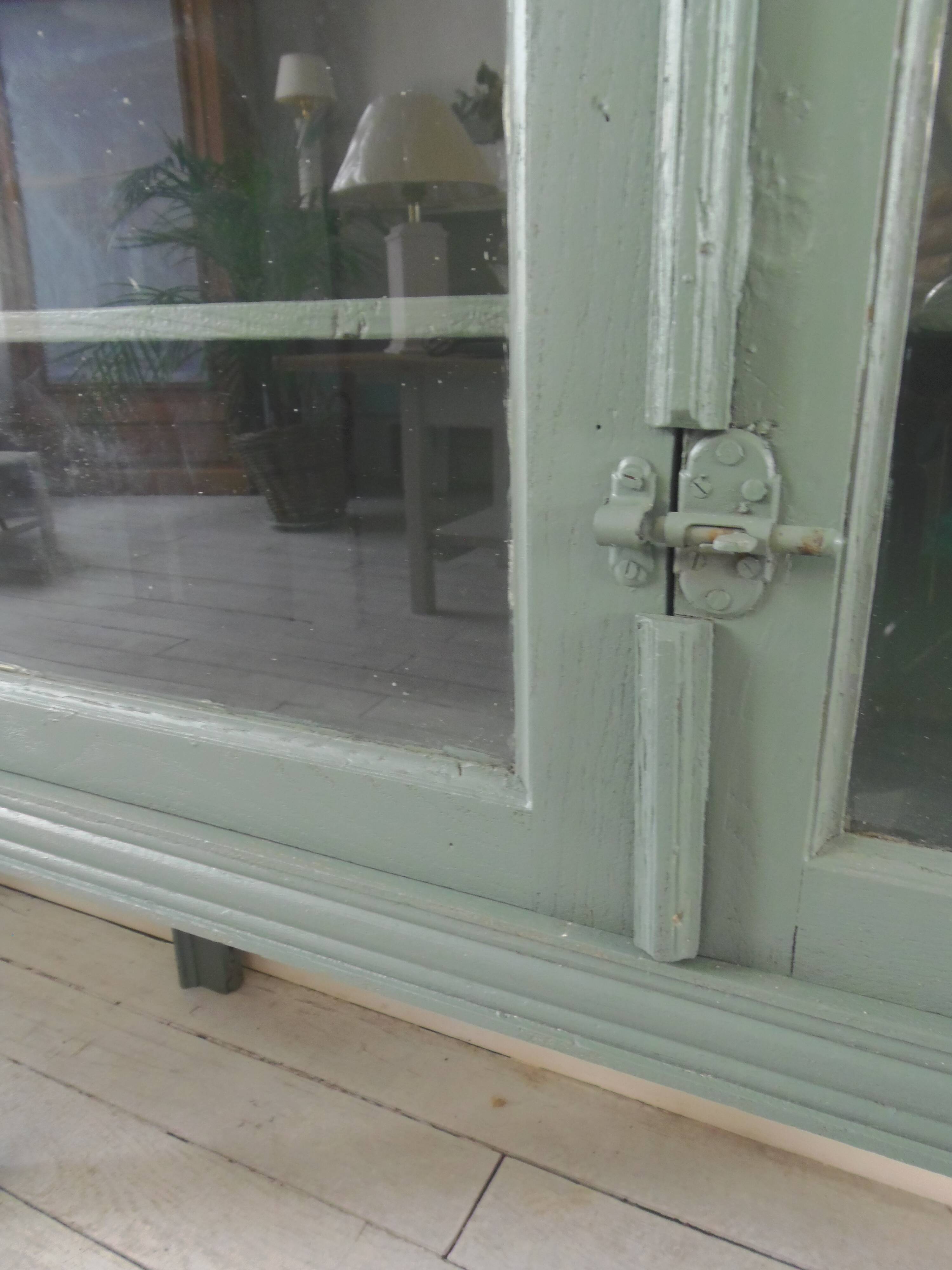 Console, sideboard, shallow display case sublimated in smoky green, wooden top.
