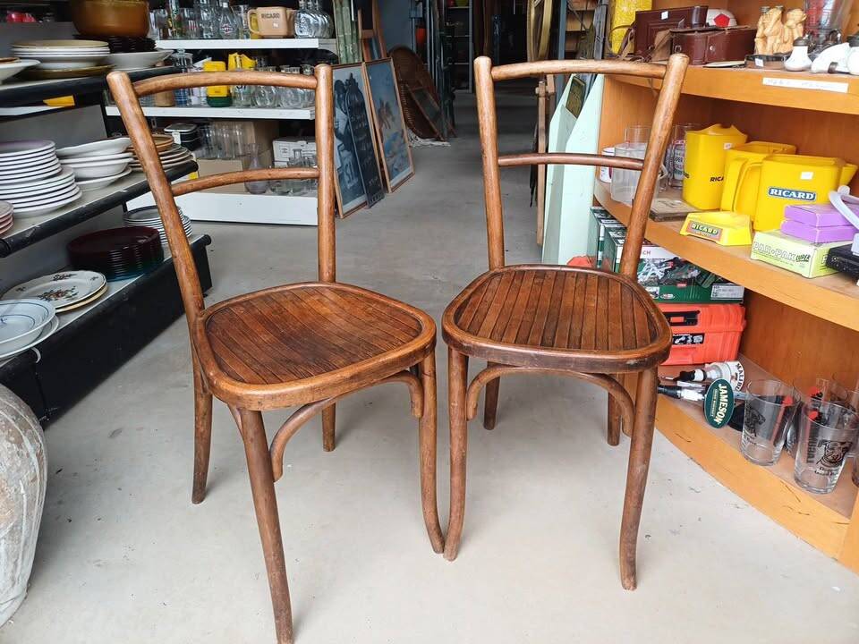 Pair of vintage bistro chairs in bent wood – Baumann / Thonet style