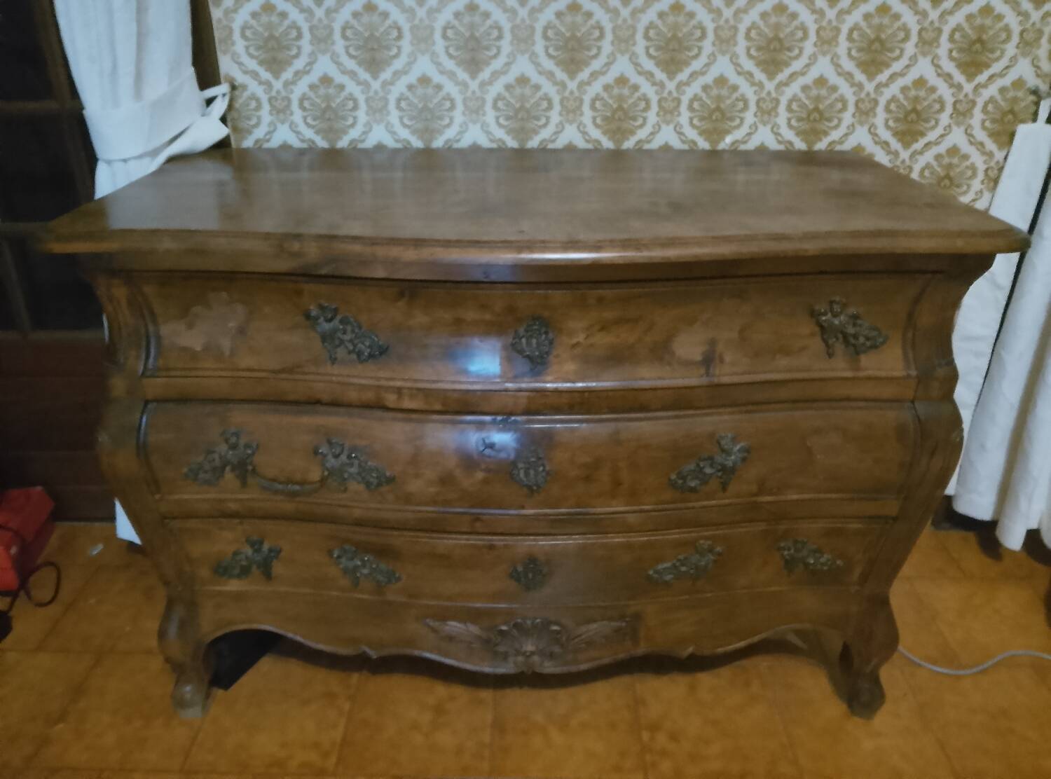 Bordeaux commode