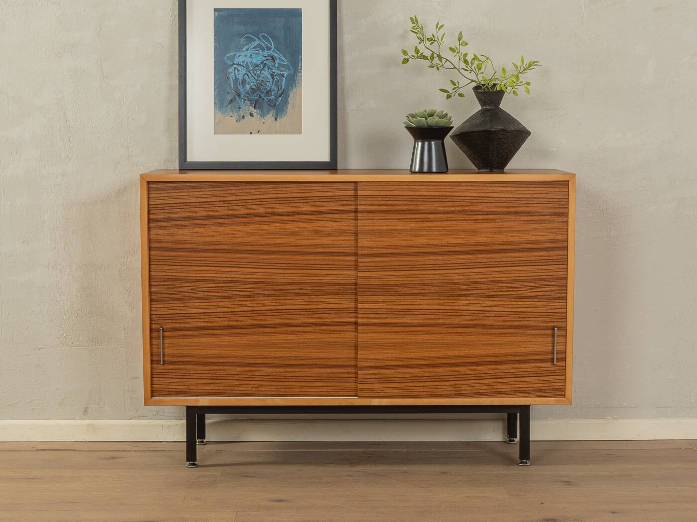 Classic chest of drawers from the 1950s with a wonderful veneer pattern