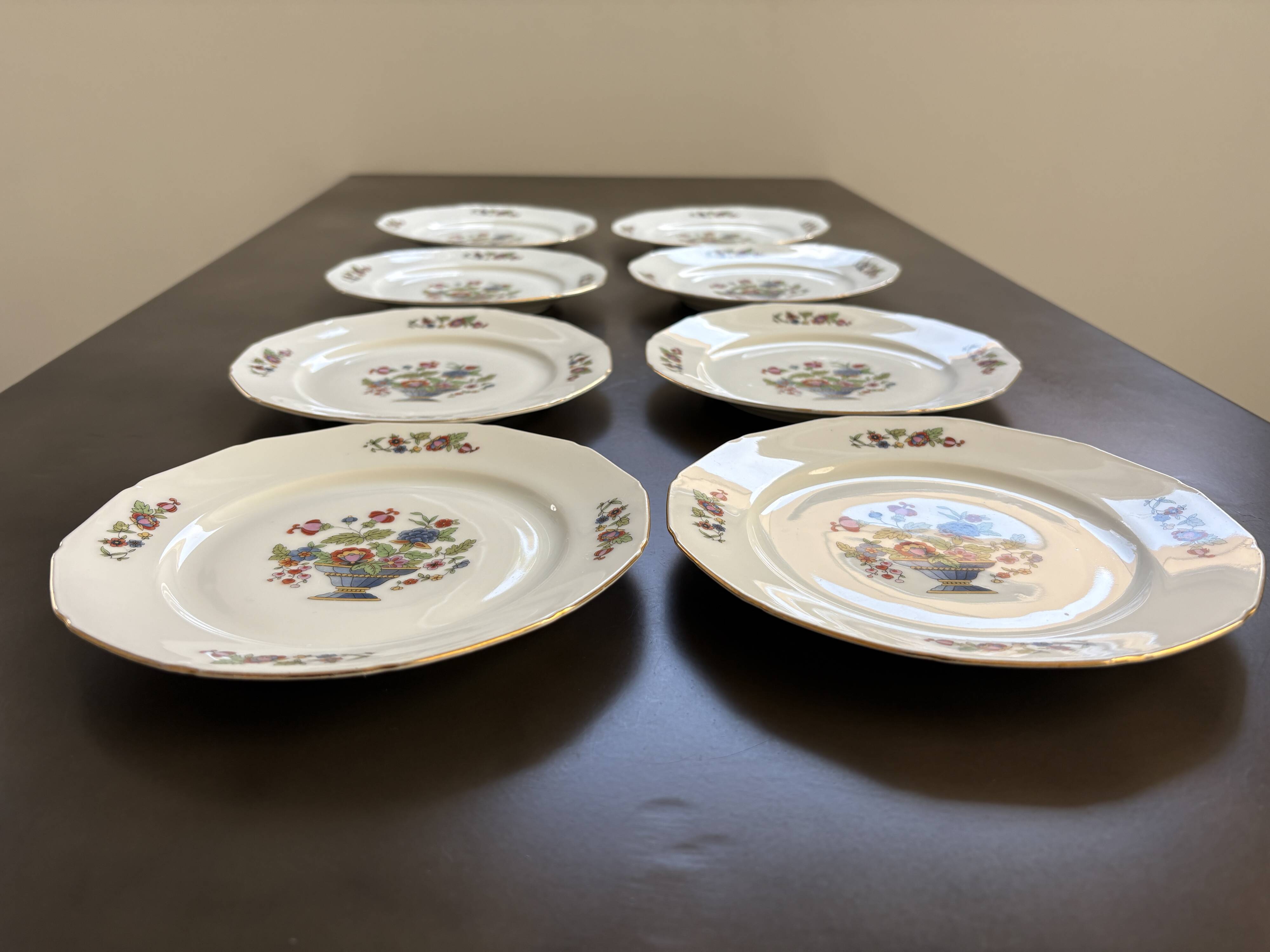 8 Anciennes assiettes à dessert