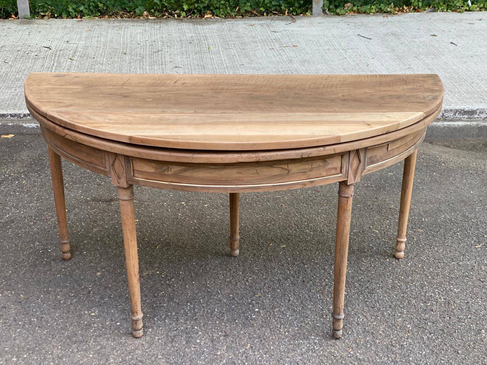 Louis XVI console dining table, extendable, renovated walnut from the 18th century.